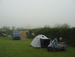 Zeltplatz in Regen und Nebel