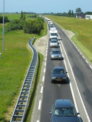 Stau auf der Straße über die Dämme