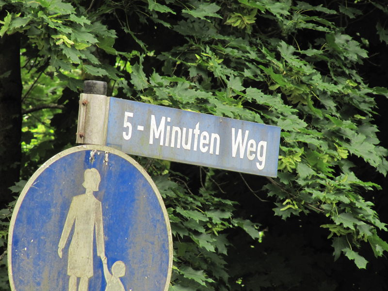 Schild 5 Minuten Weg