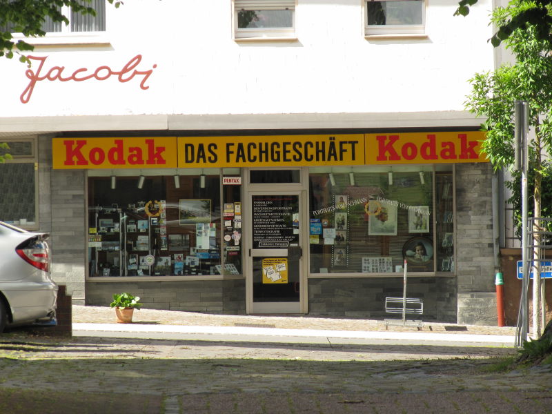 Ein Laden mit Kodakwerbung