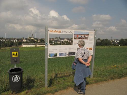 Schild in freier Landschaft