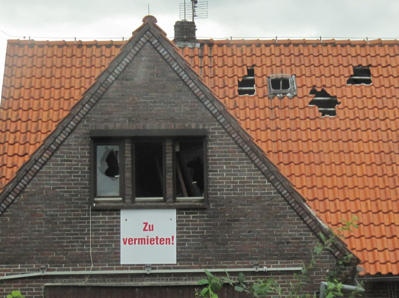 Ruine mit vermieten-Schild