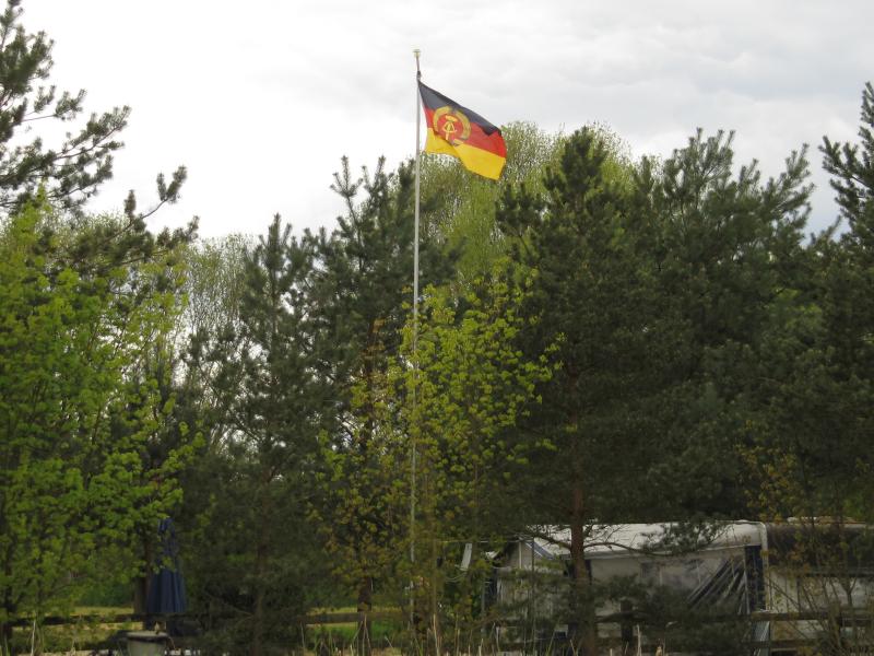 DDR-Flagge über dem Platz