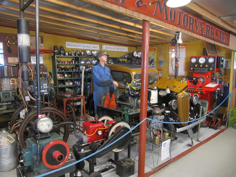 Aakirkeby-Automobilmuseum-innen-1