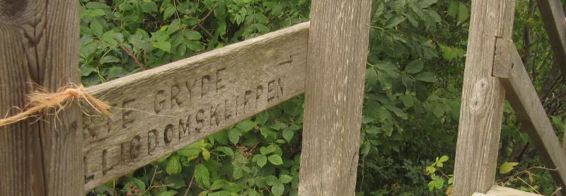 Treppenschild zu den Klippen