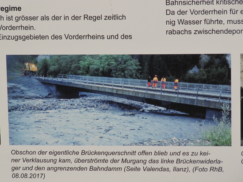 Foto der Eisenbahnbrücke mit Mure