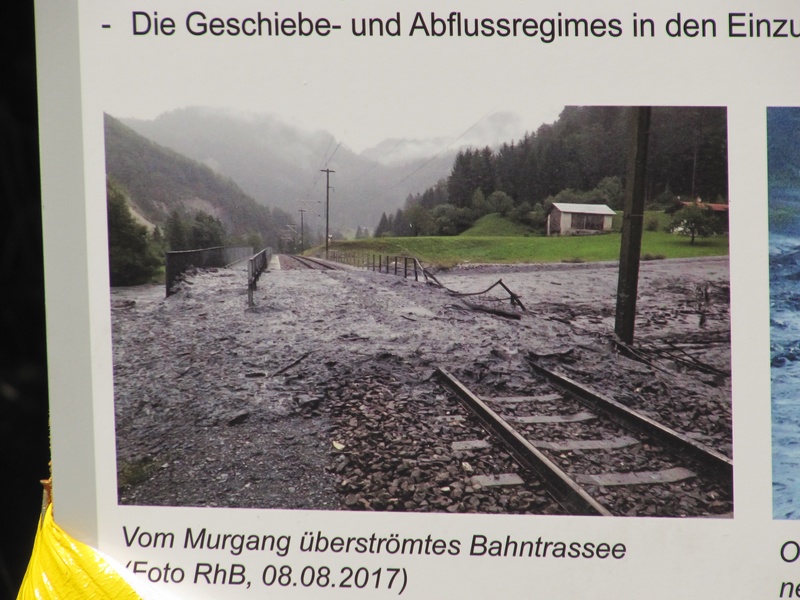 Foto Eisenbahnübergang mit Mure