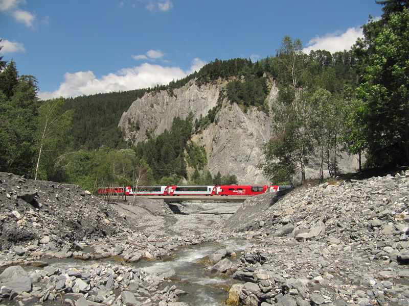 Glacier-Express fährt über Brücke