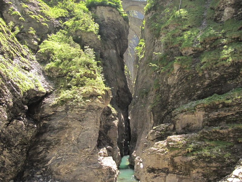 Die Schlucht von weiter unten mit den Brücken