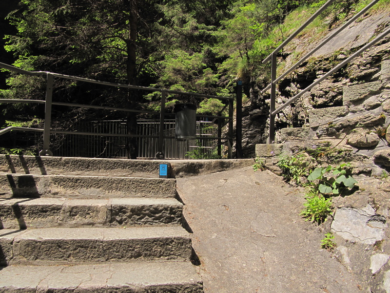 Kleines Schild an der Treppe