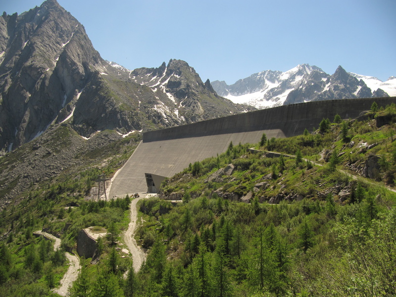 Staumauer mit Bergstation