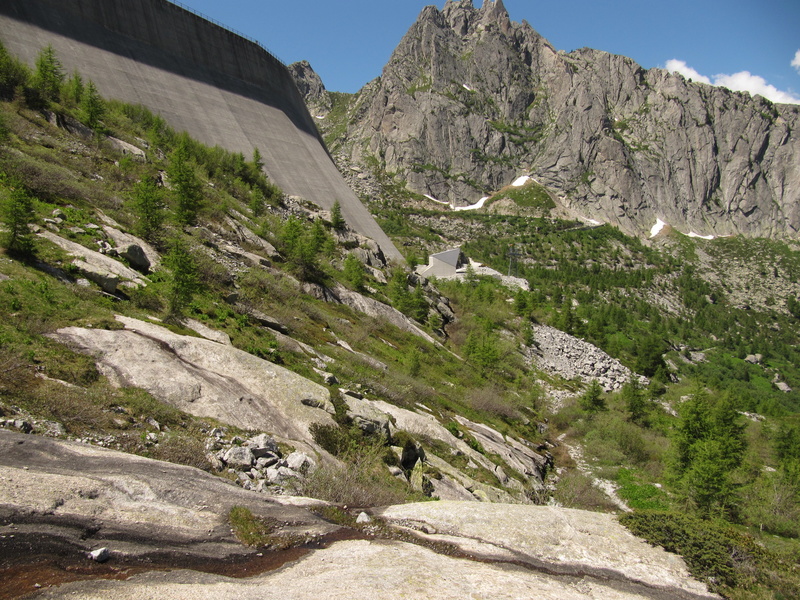 Unterhalb der Staumauer