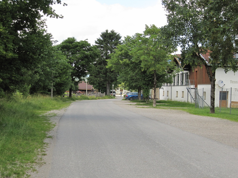 Die Straße im Sportpark ist Parkplatz