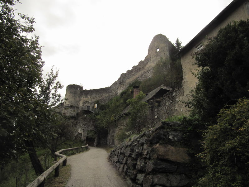 Gang zur Burg Petersberg