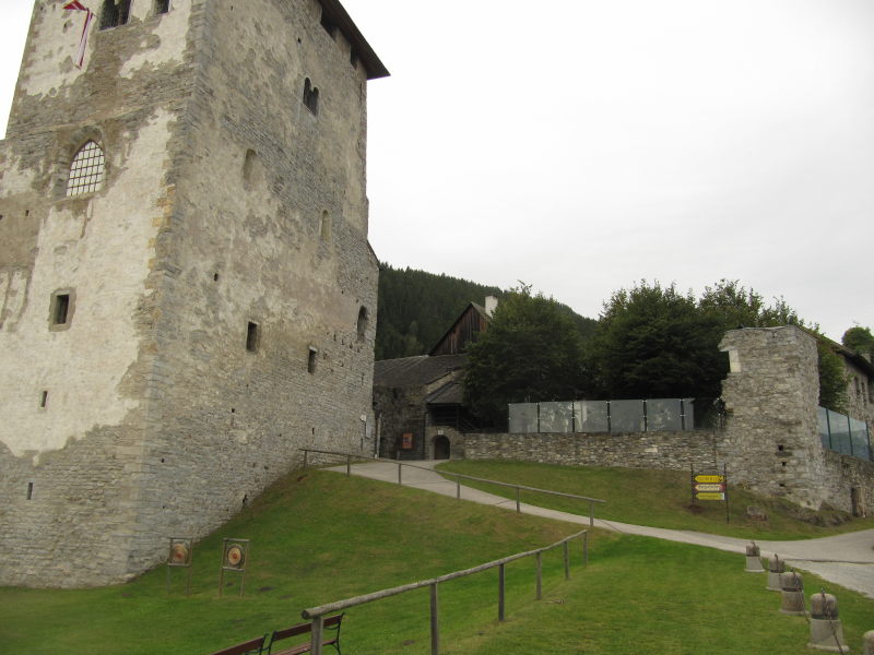 Gang zur Burg Petersberg