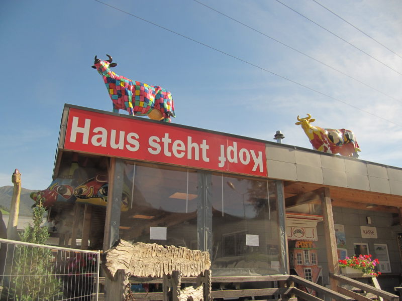 Ein auf dem Kopf stehendes Haus Schild