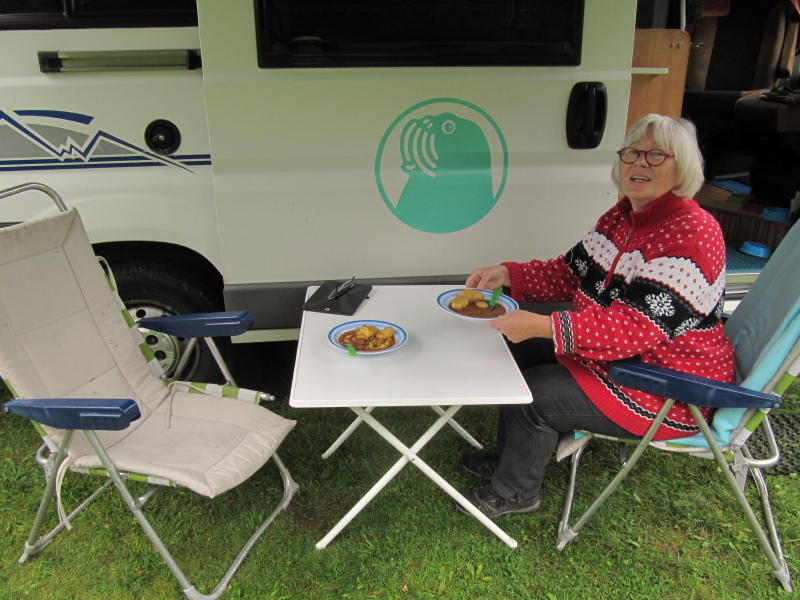 Warmes Essen auf dem Campingplatz