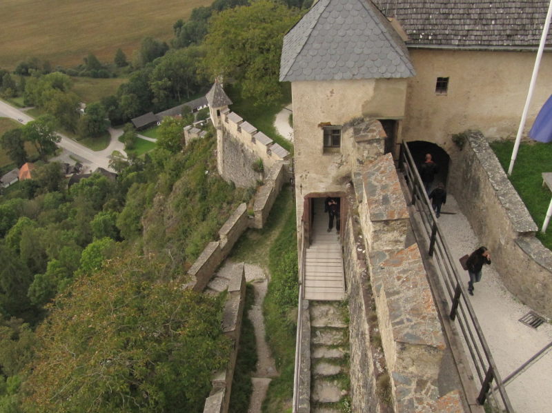 Blick aus dem Fenster auf die Mauern