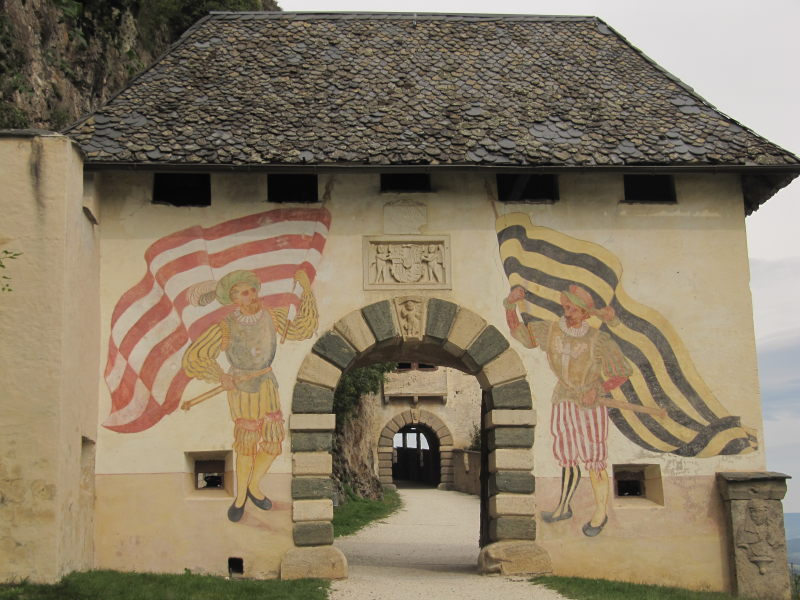 Der Zugang durch die Tore zur Burg Hochosterwitz 1