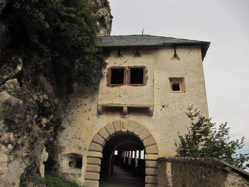 Der Zugang durch die Tore zur Burg Hochosterwitz 2