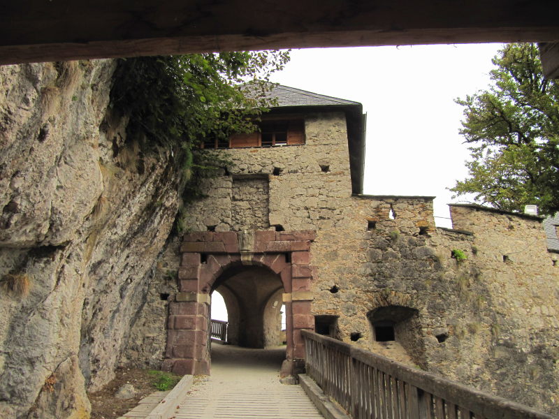 Der Zugang durch die Tore zur Burg Hochosterwitz 4