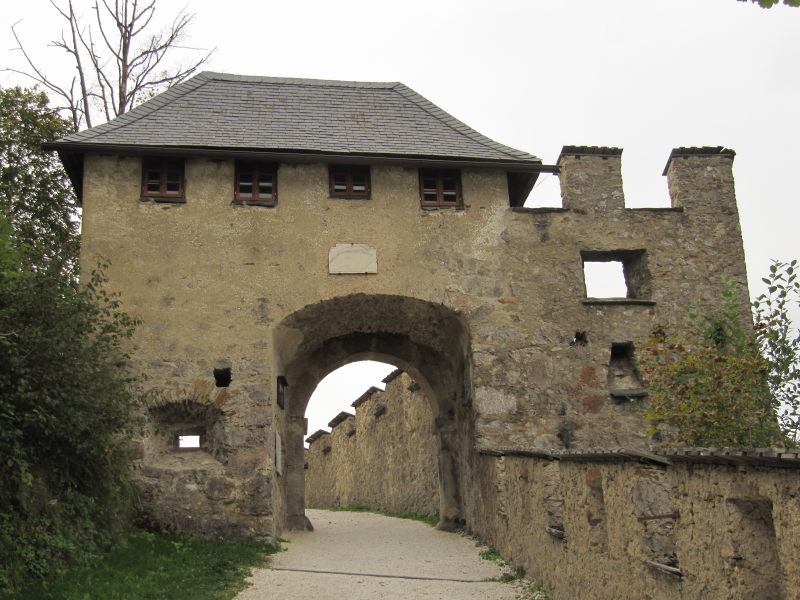 Der Zugang durch die Tore zur Burg Hochosterwitz 6