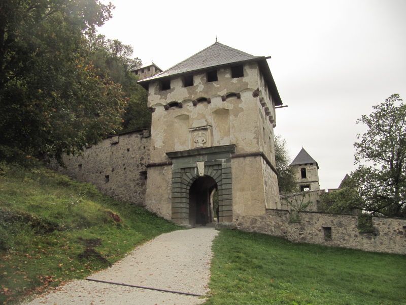 Der Zugang durch die Tore zur Burg Hochosterwitz 7