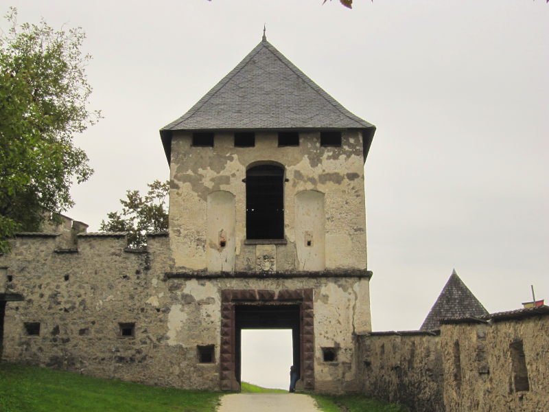 Der Zugang durch die Tore zur Burg Hochosterwitz 8