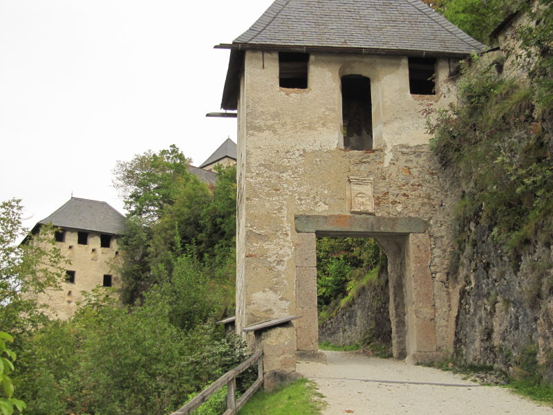 Der Zugang durch die Tore zur Burg Hochosterwitz 9