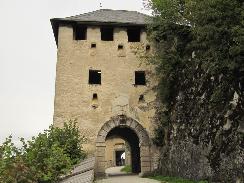 Der Zugang durch die Tore zur Burg Hochosterwitz 10