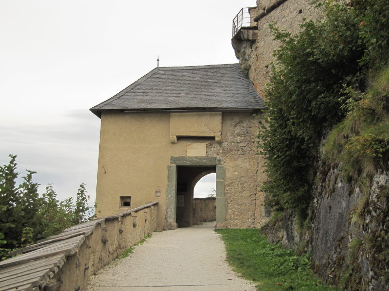 Der Zugang durch die Tore zur Burg Hochosterwitz 11