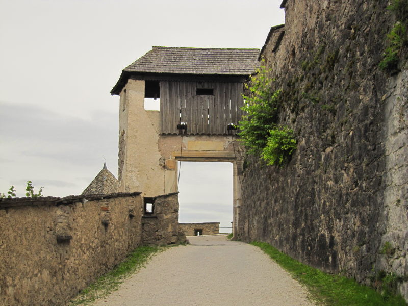 Der Zugang durch die Tore zur Burg Hochosterwitz 12