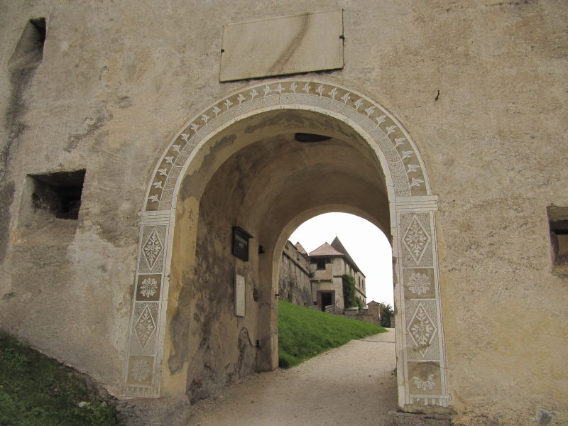 Der Zugang durch die Tore zur Burg Hochosterwitz 13