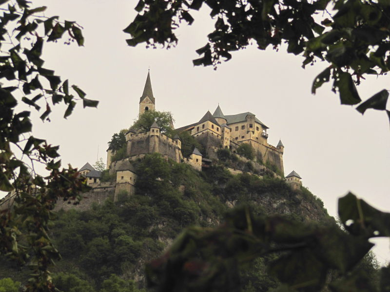 Die Burg Hochosterwitz von unten nah