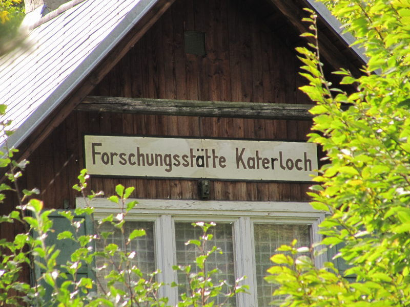 Schilder zur Schauhöhle Katerloch 1