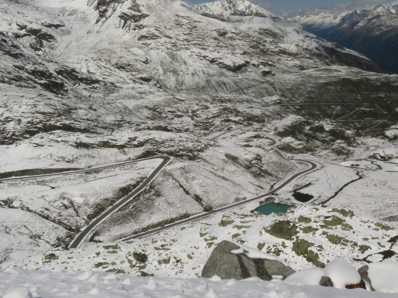 Schnee und kurvige Straßen