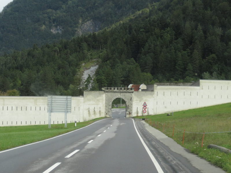 Durch die Kaserne Luzisteig Mauer Süd