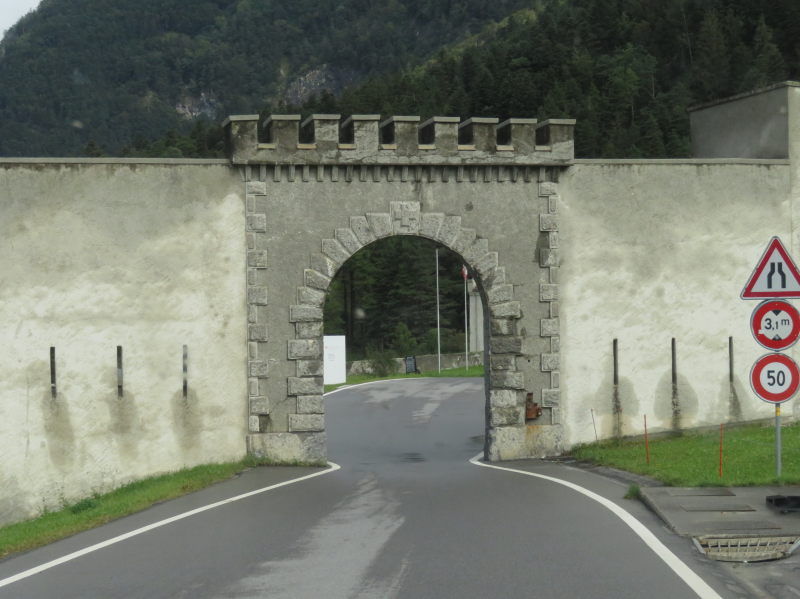 Durch die Kaserne Luzisteig Tor Süd