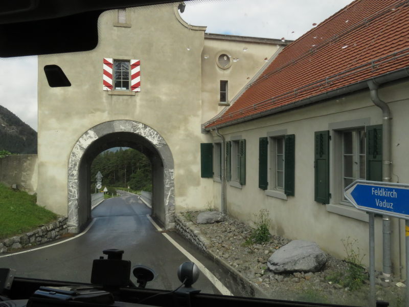 Durch die Kaserne Luzisteig Tor Nord