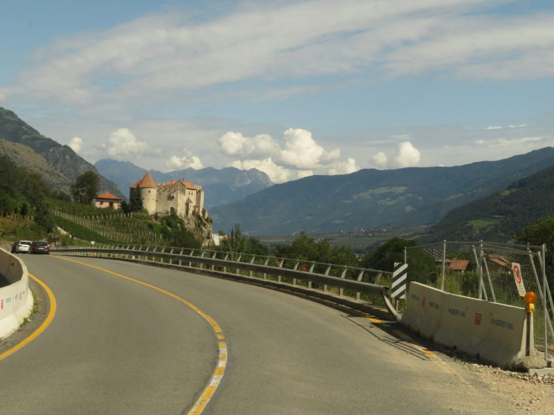 Burg an der Straße totale