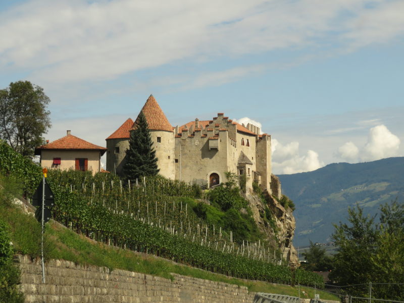 Burg an der Straße nah