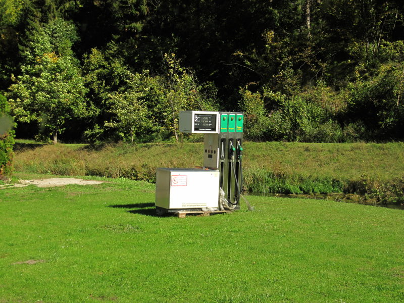 Zapfsäule auf der Weide