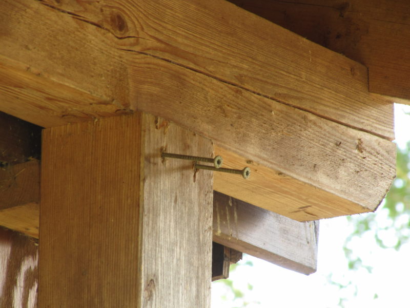 Hütte mit Schrauben locker 2