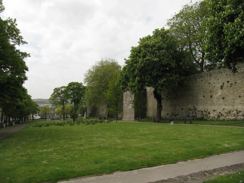 Boulogne Stadtmauer von außen