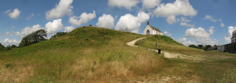 Tumulus und Kirche St Michael 1