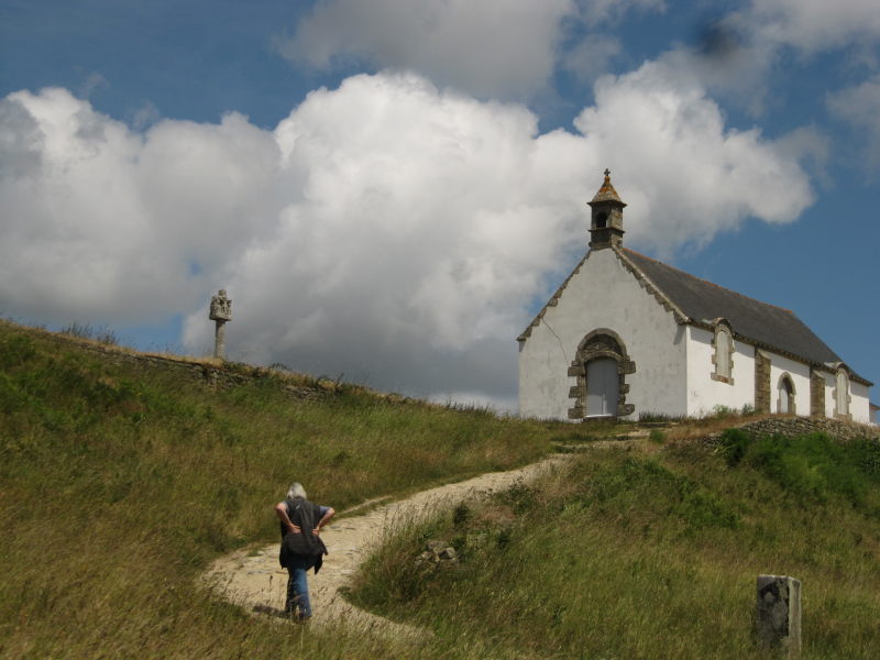 Tumulus und Kirche St Michael 2