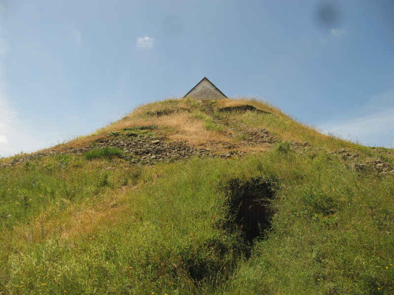 Tumulus und Kirche St Michael 6