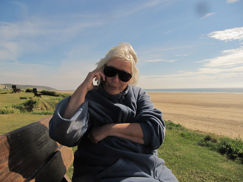 Karin telefoniert am Strand