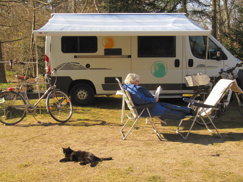 Sonnenbaden am Wohnmobil