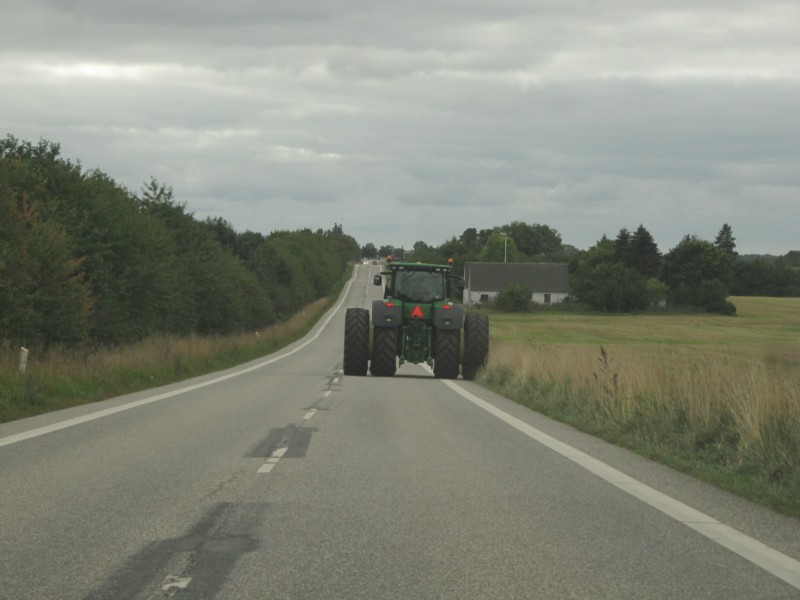 Fahrt hinter Traktor